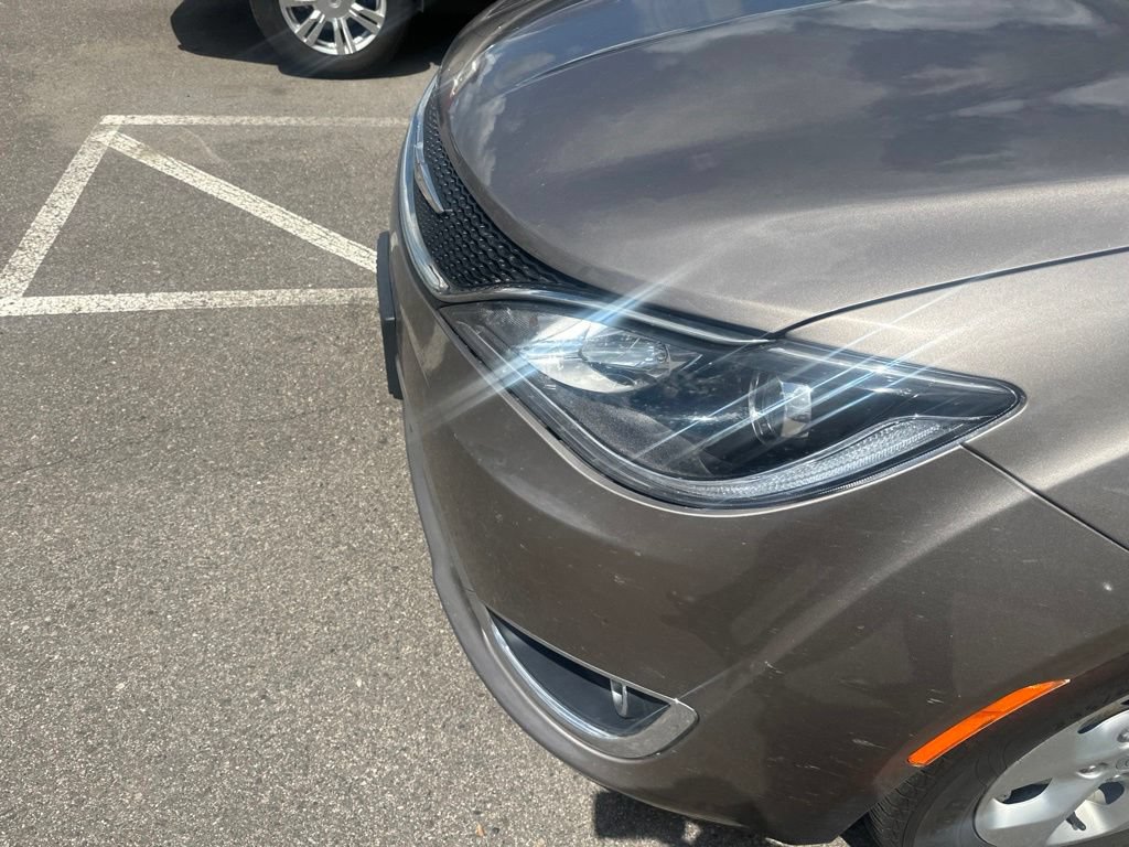 Used 2017 Chrysler Pacifica Touring-L Plus FWD image 19