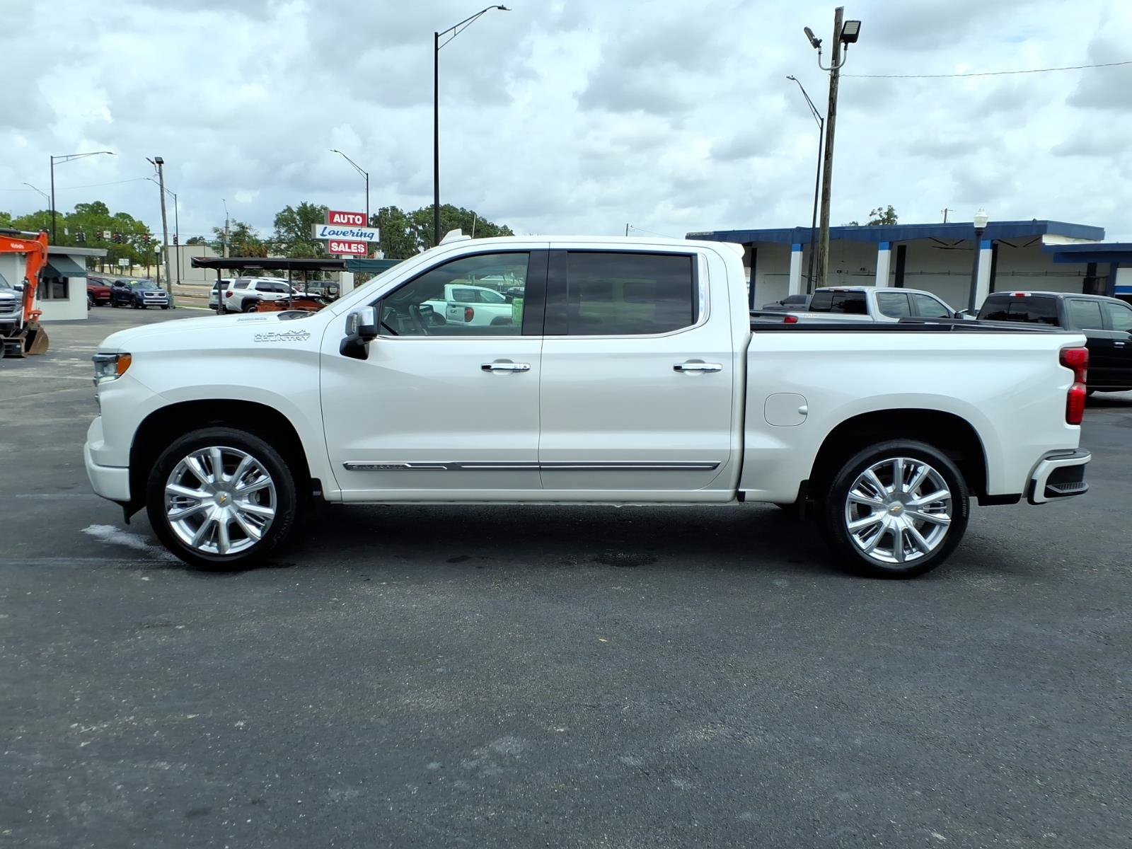 Used 2024 Chevrolet Silverado 1500 High Country w/ Technology Package AWD/4WD image 2
