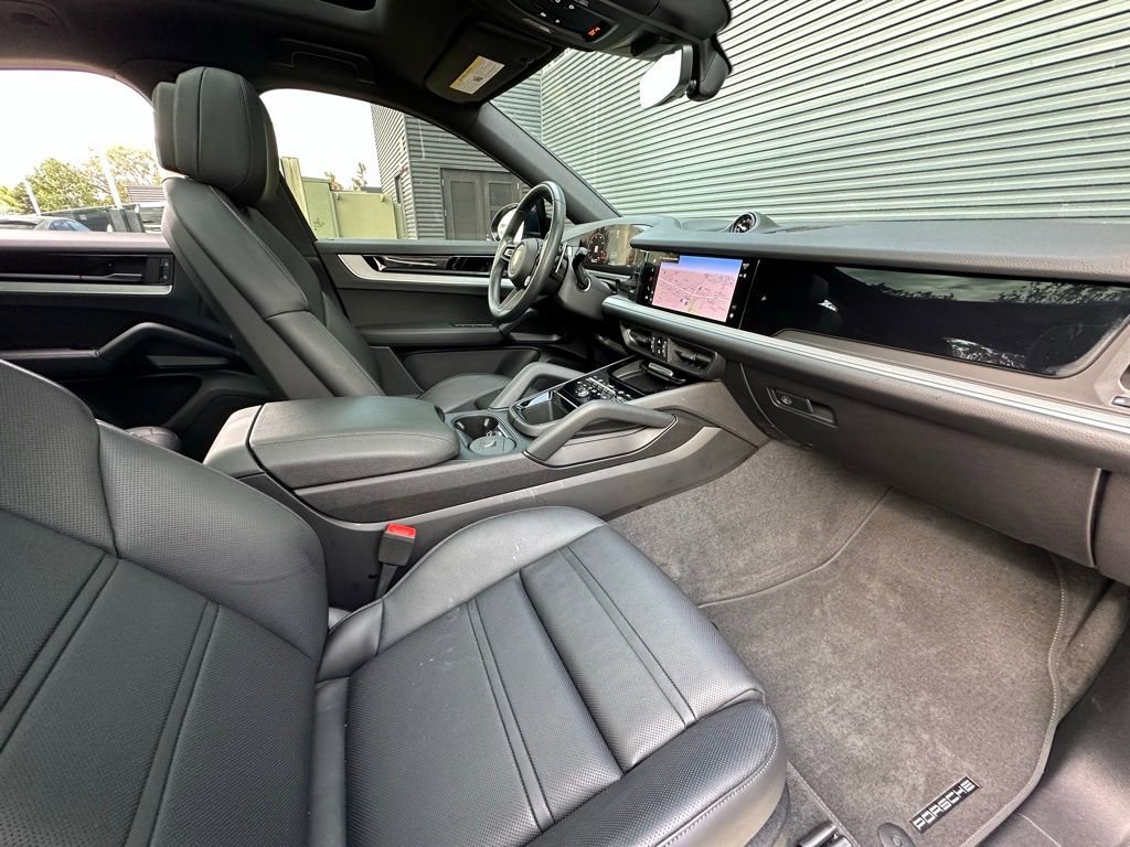 Used 2024 Porsche Cayenne Coupe image 38