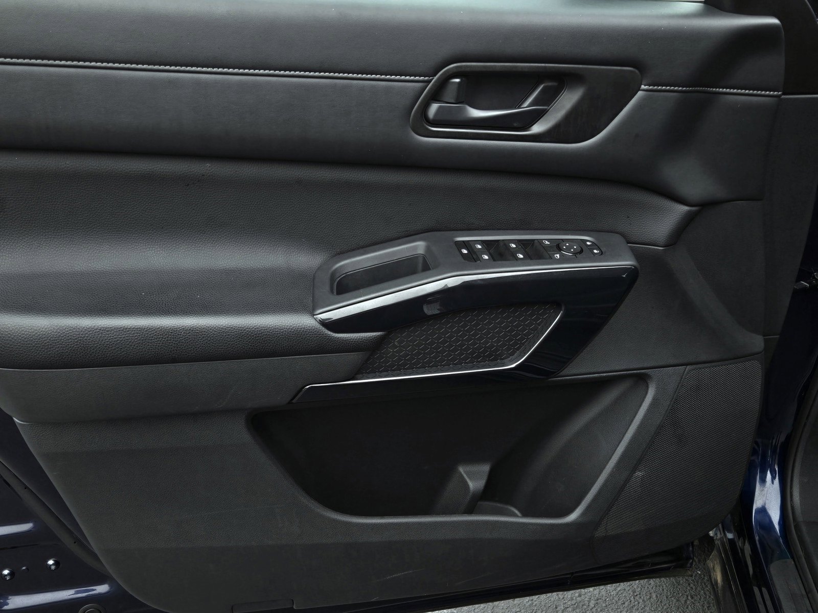 Used 2024 Nissan Pathfinder SV image 9