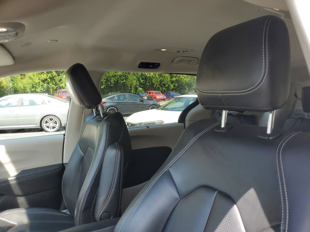 Used 2023 Chrysler Pacifica Touring-L FWD image 18