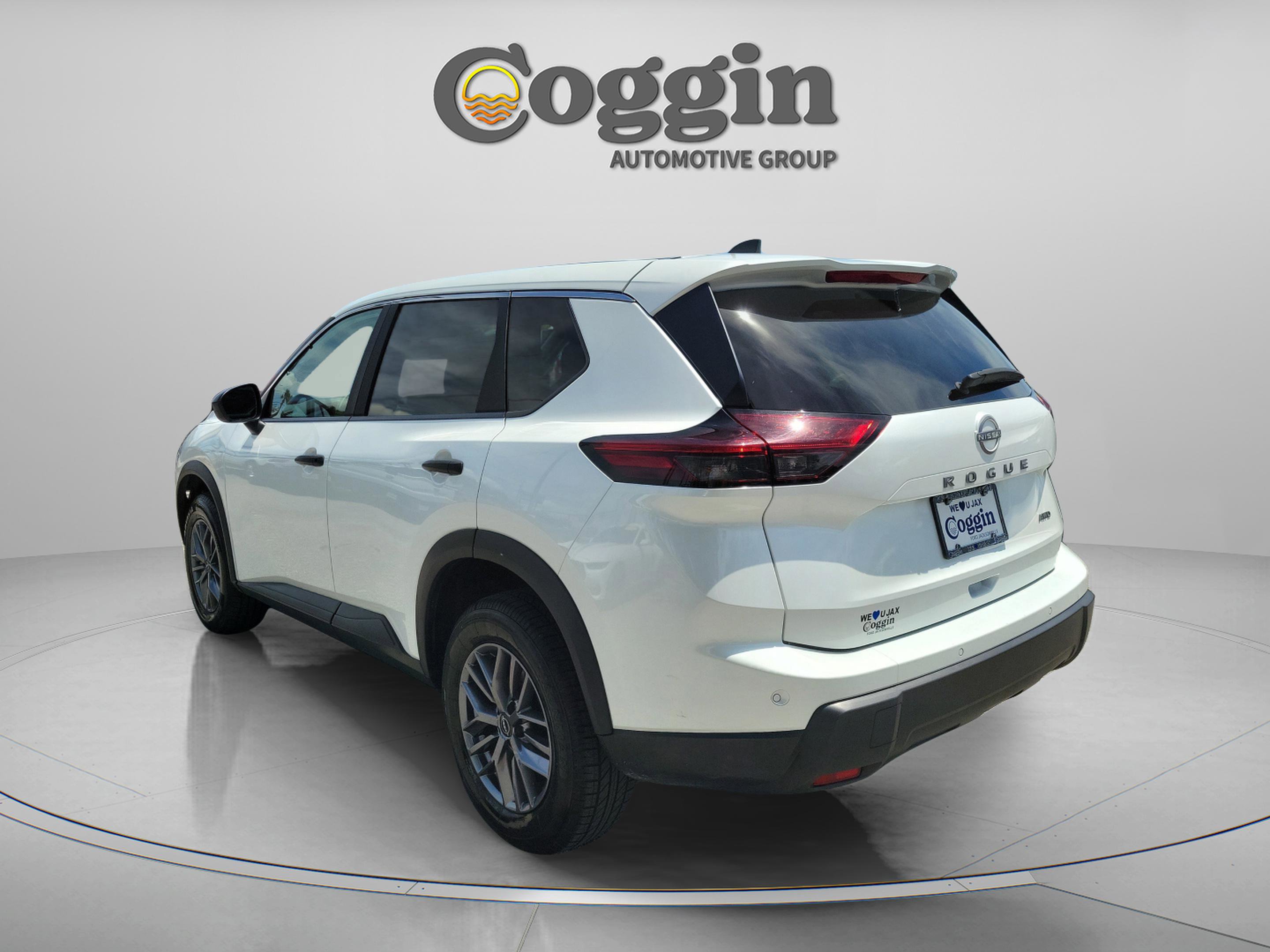 Used 2024 Nissan Rogue S AWD/4WD image 2