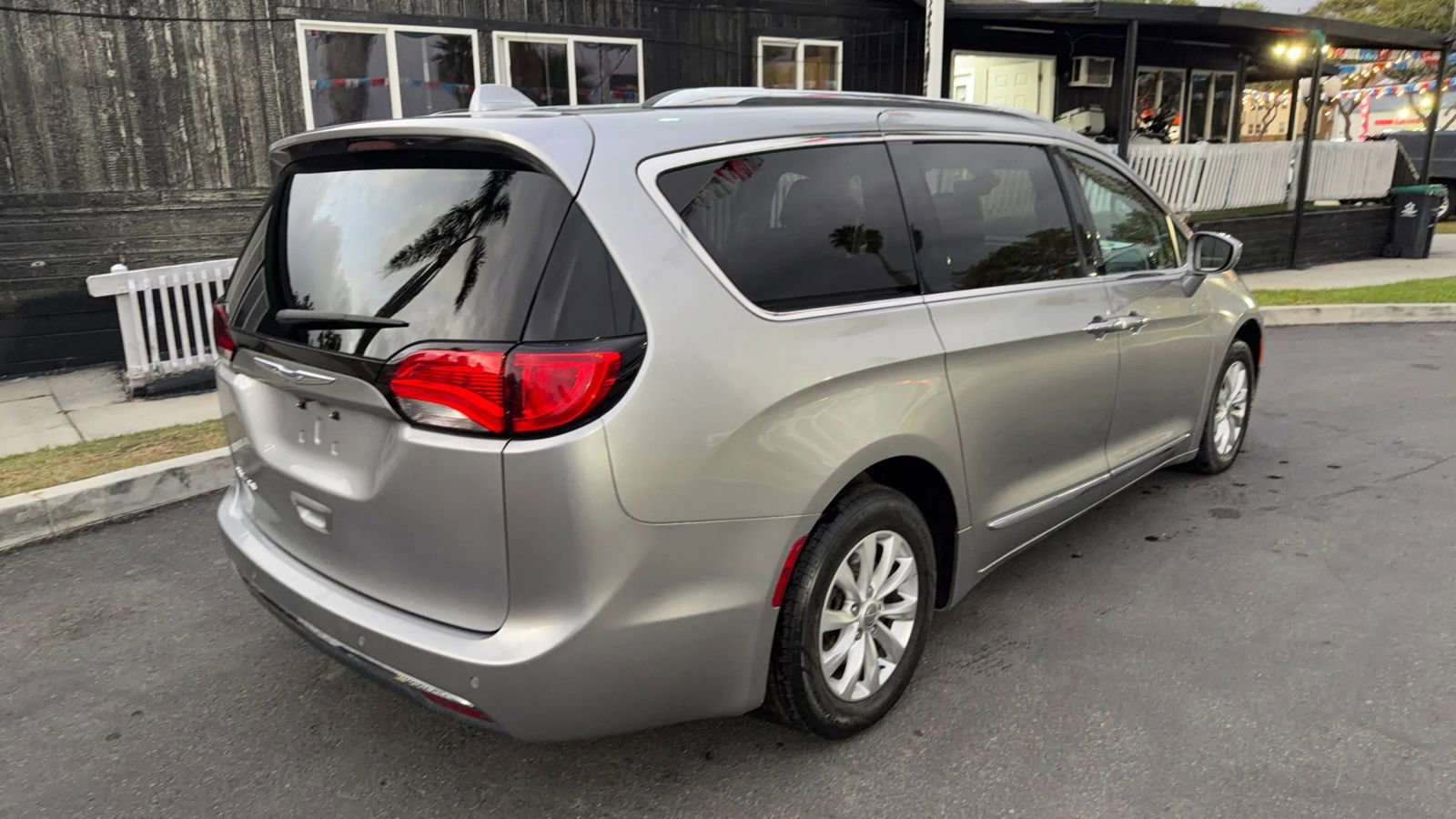 Used 2018 Chrysler Pacifica Touring-L image 8