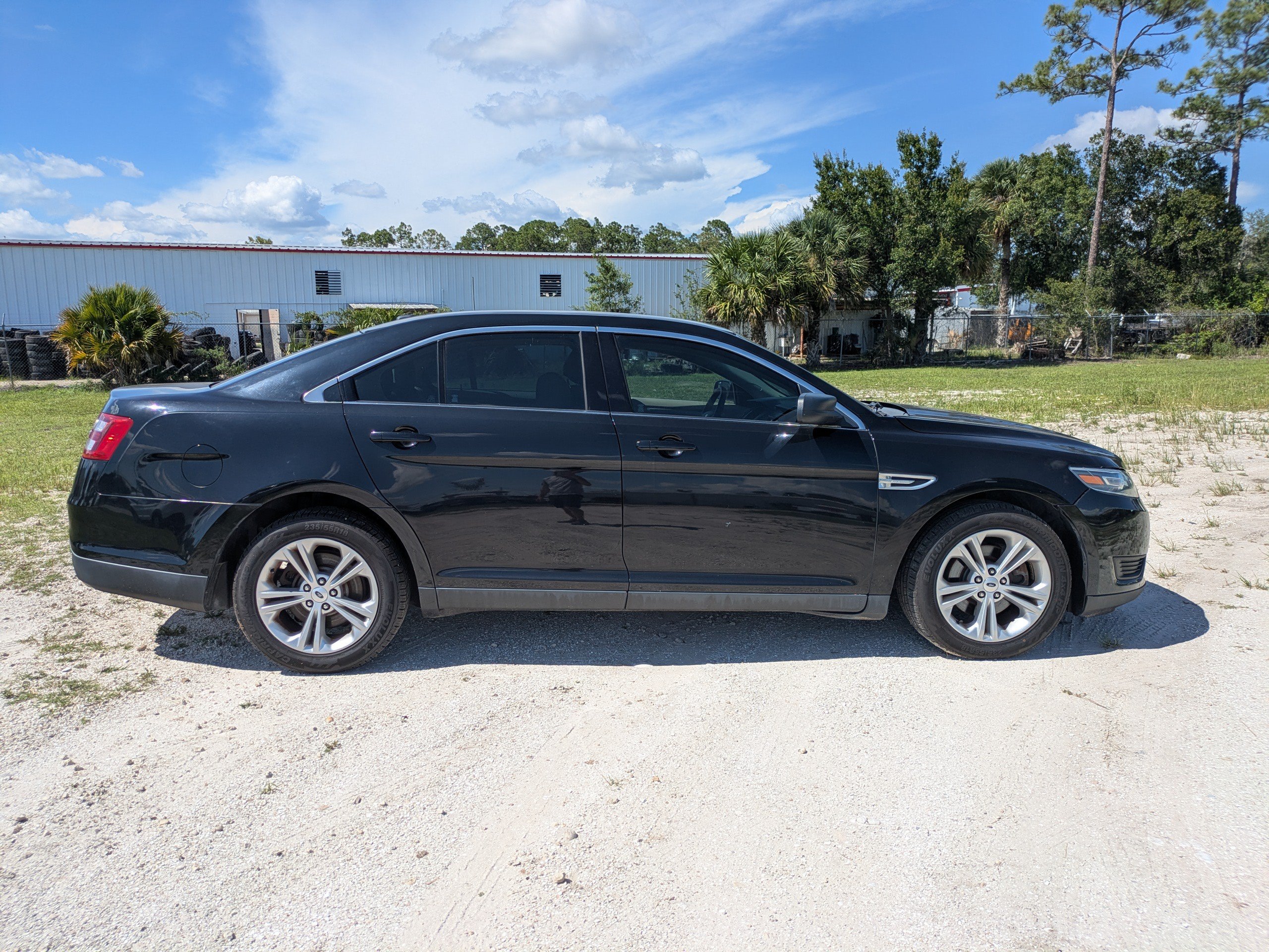 Used 2017 Ford Taurus SE FWD image 3