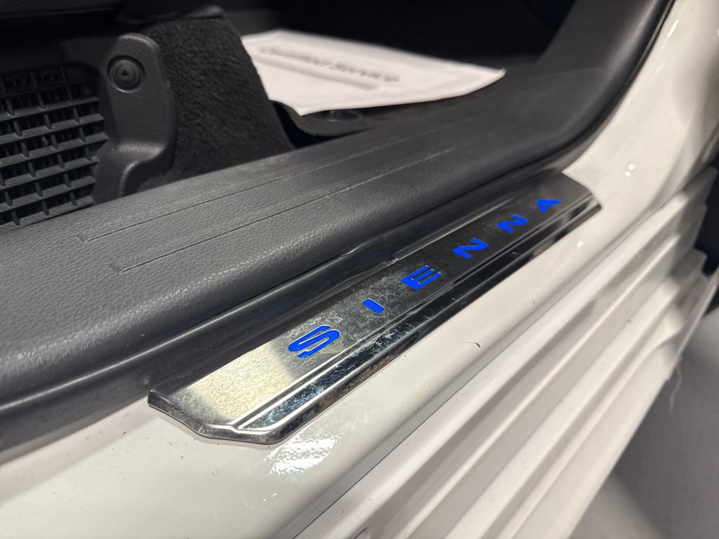 Used 2022 Toyota Sienna LE FWD image 29