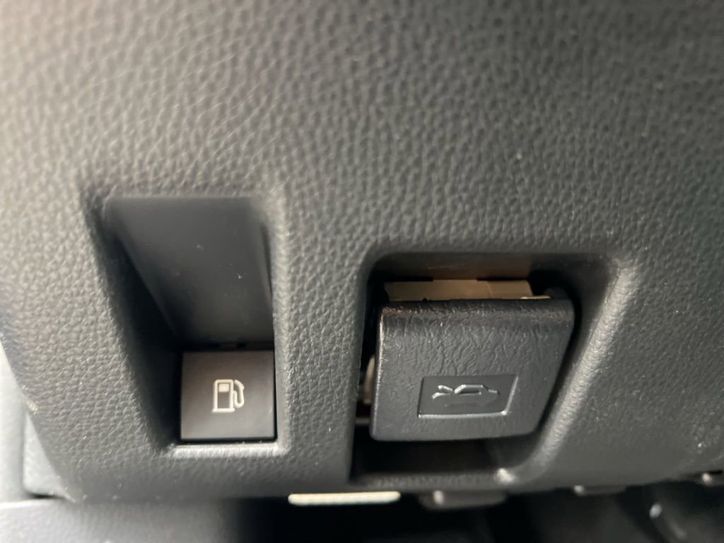 Used 2023 Toyota RAV4 SE image 12