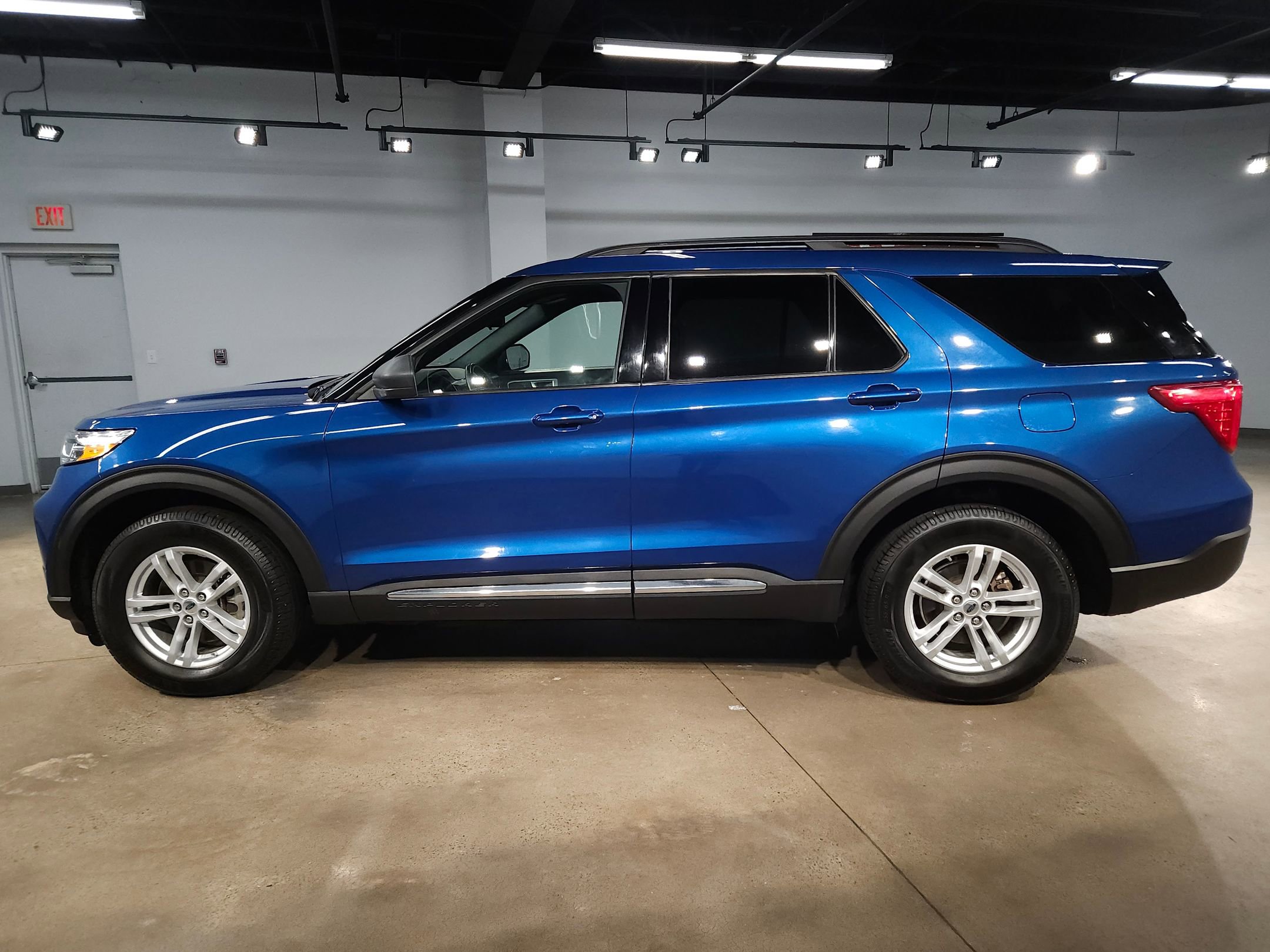 Used 2020 Ford Explorer XLT w/ Equipment Group 202A image 4