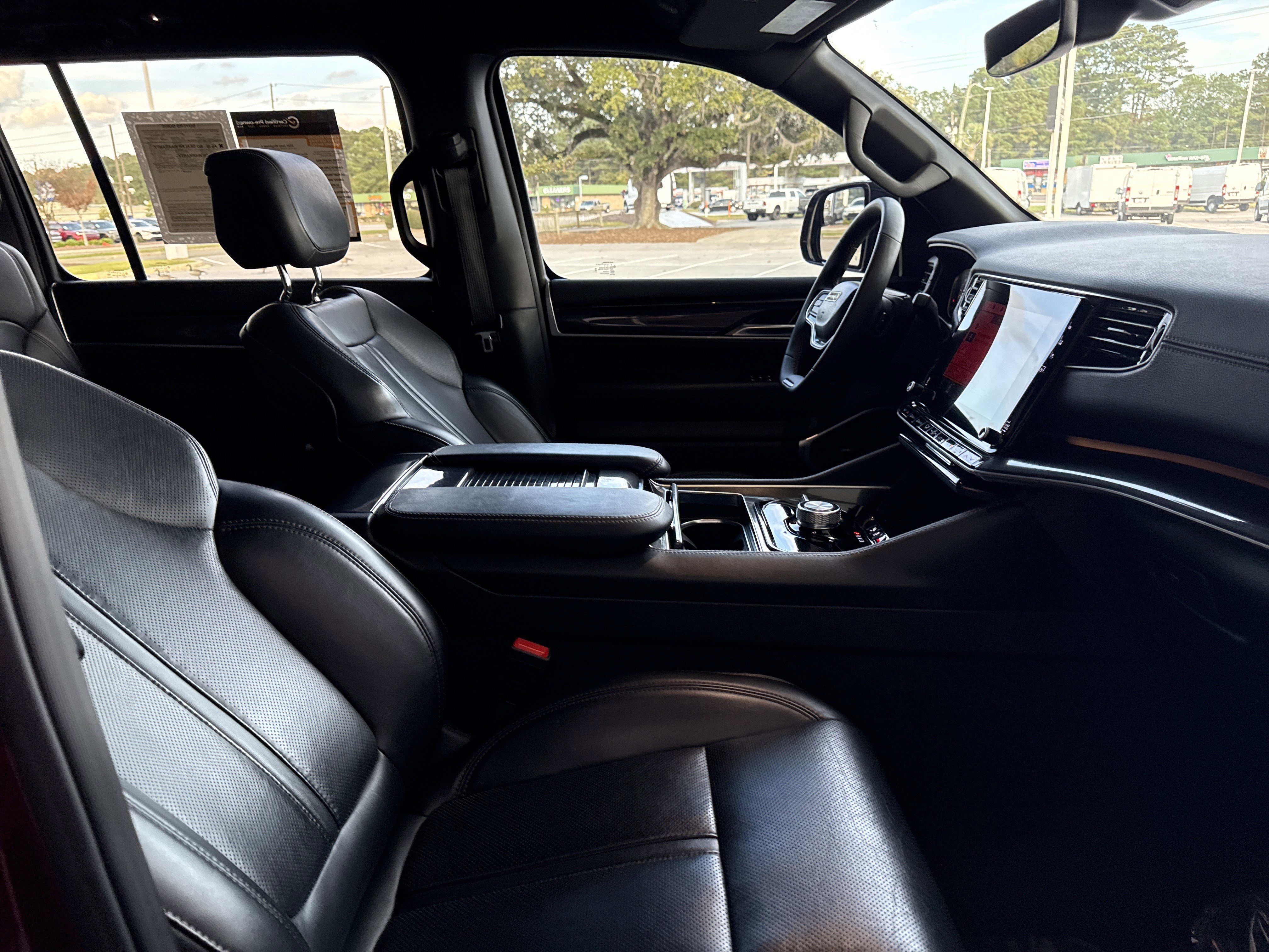 Used 2024 Jeep Wagoneer L image 36