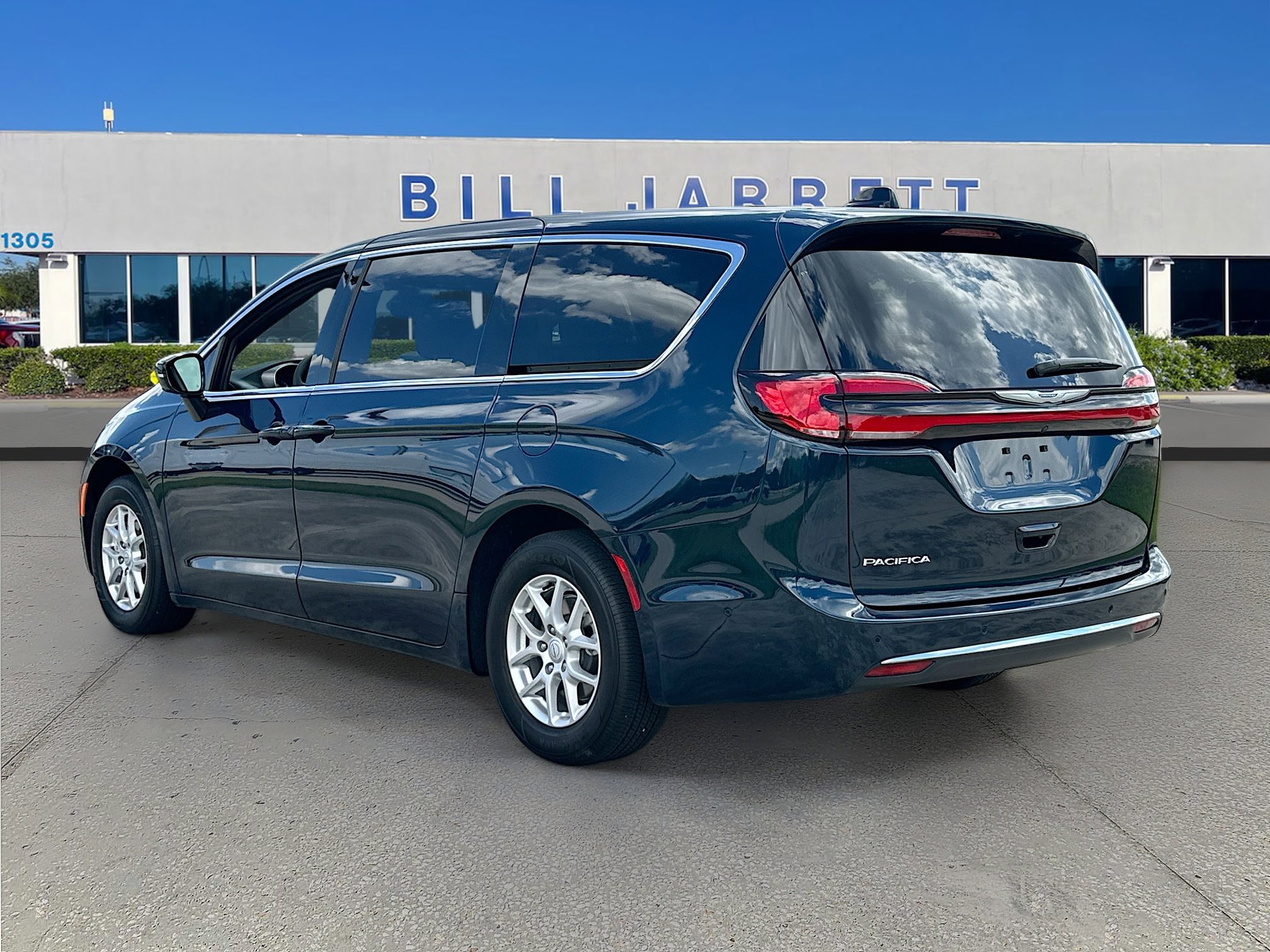 Used 2025 Chrysler Pacifica Select FWD image 5