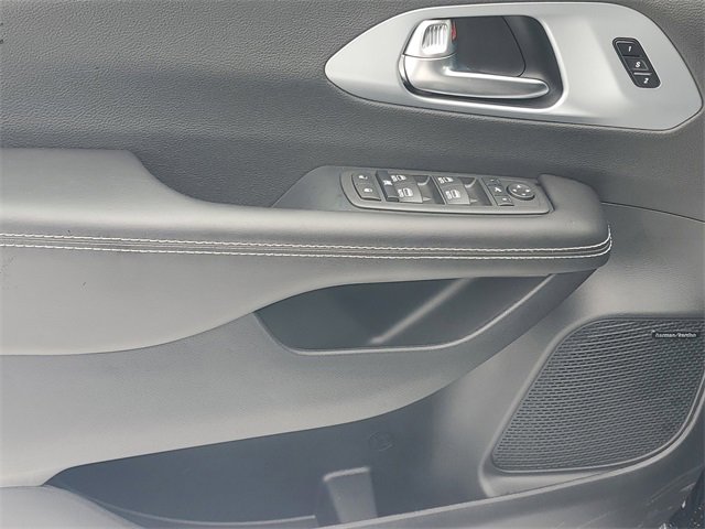 New 2026 Chrysler Pacifica Limited w/ Uconnect Theater Family Group image 17