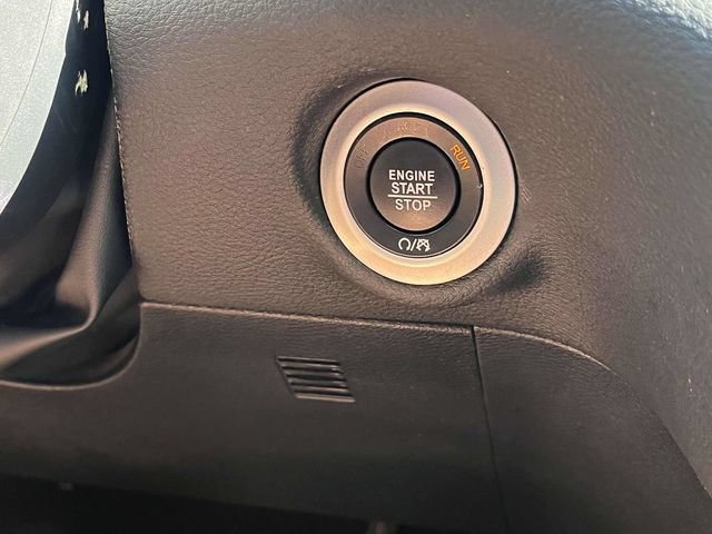 Used 2025 Chrysler Pacifica Select FWD image 33
