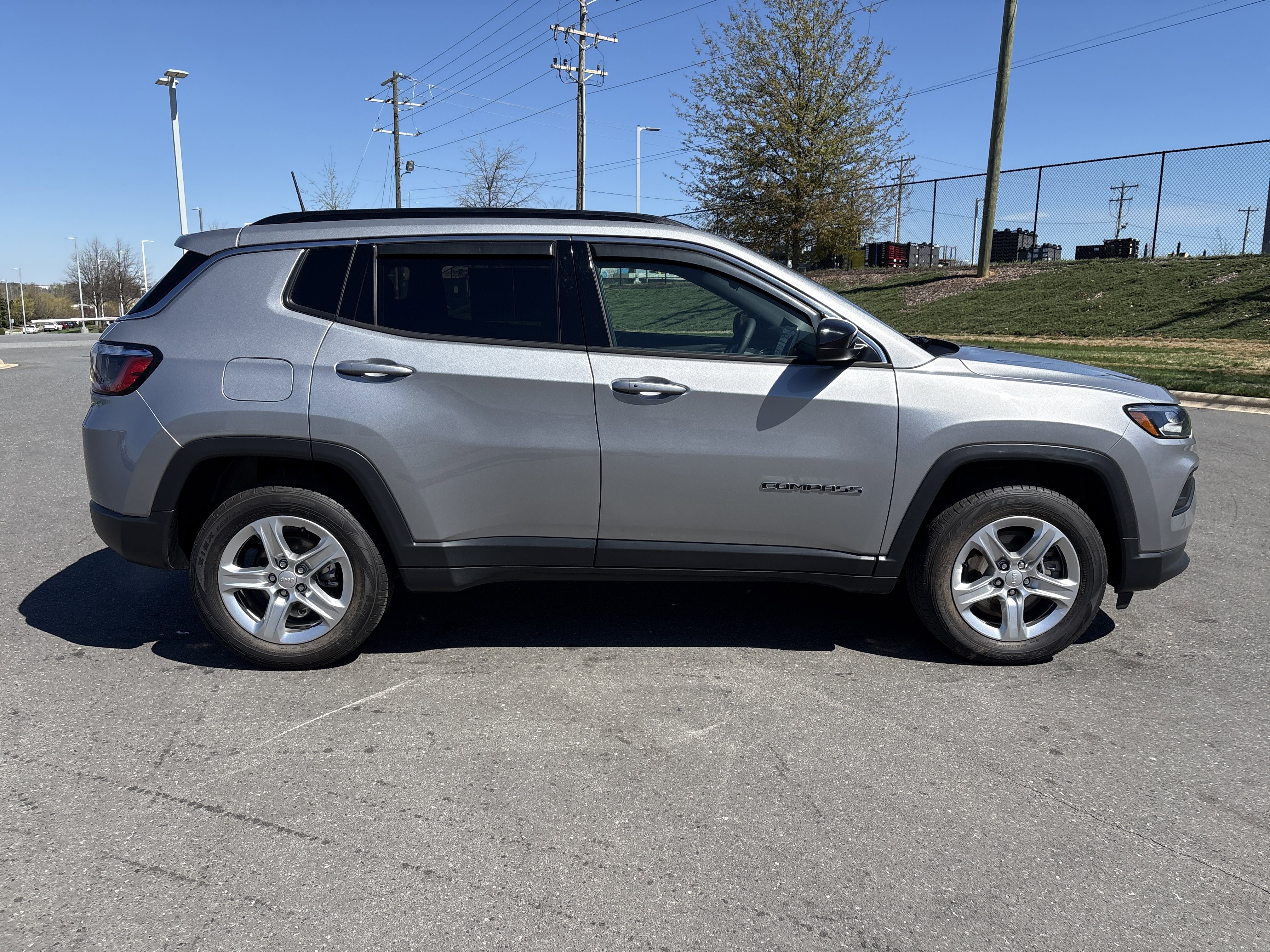 Used 2023 Jeep Compass Latitude image 10