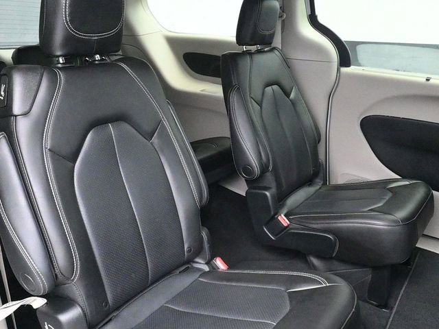 Used 2023 Chrysler Pacifica Touring-L image 10