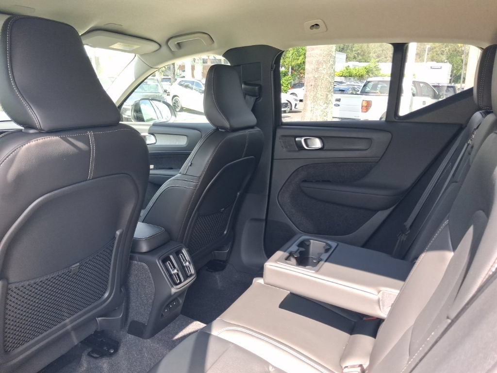 New 2026 Volvo XC40 B4 Core w/ Climate Package FWD image 5