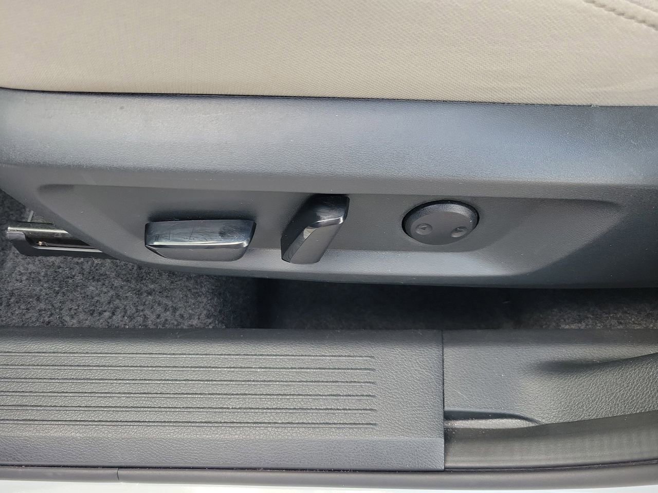 Used 2025 Nissan Rogue SV FWD image 17