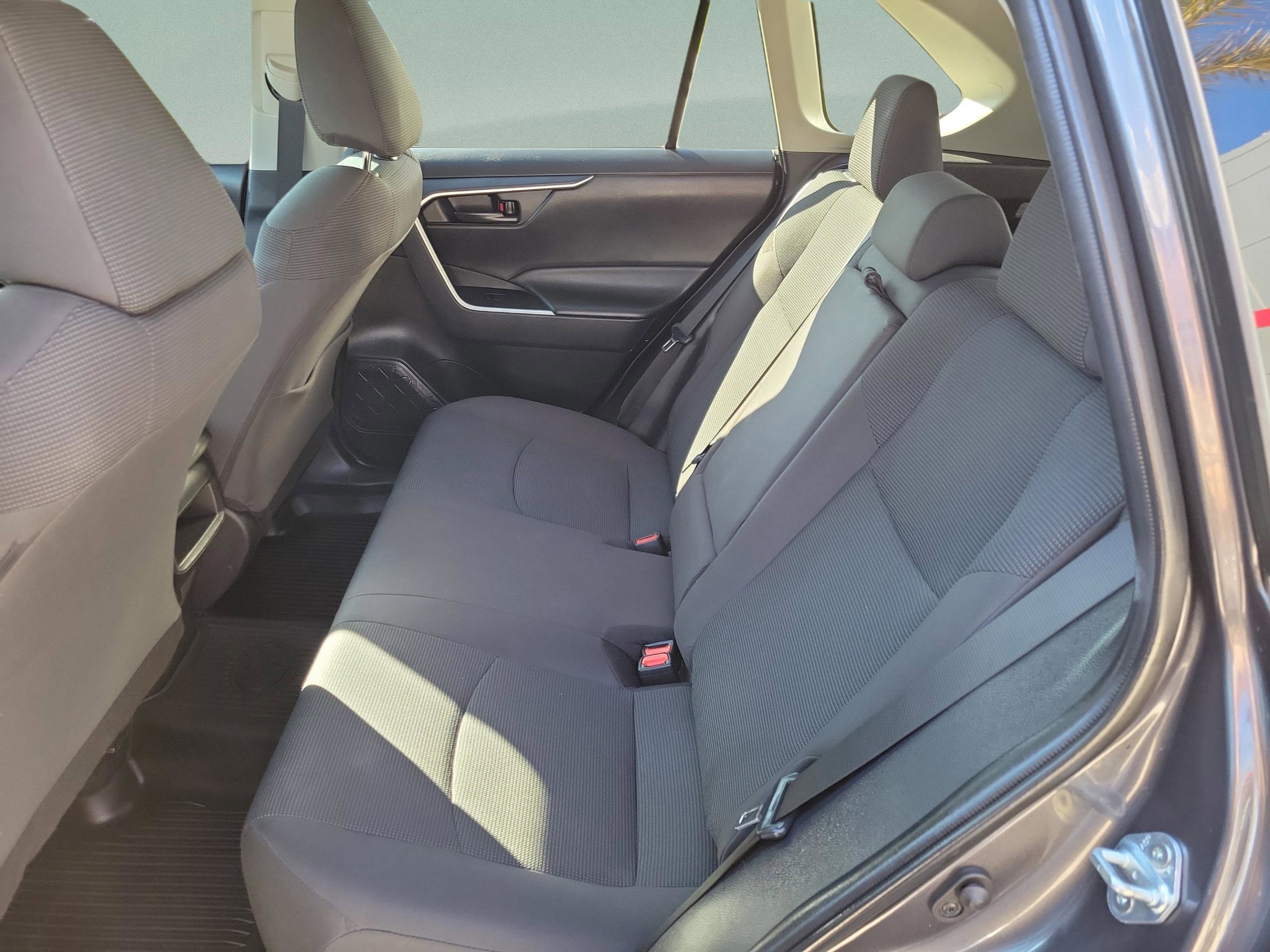 Used 2021 Toyota RAV4 LE AWD/4WD image 12