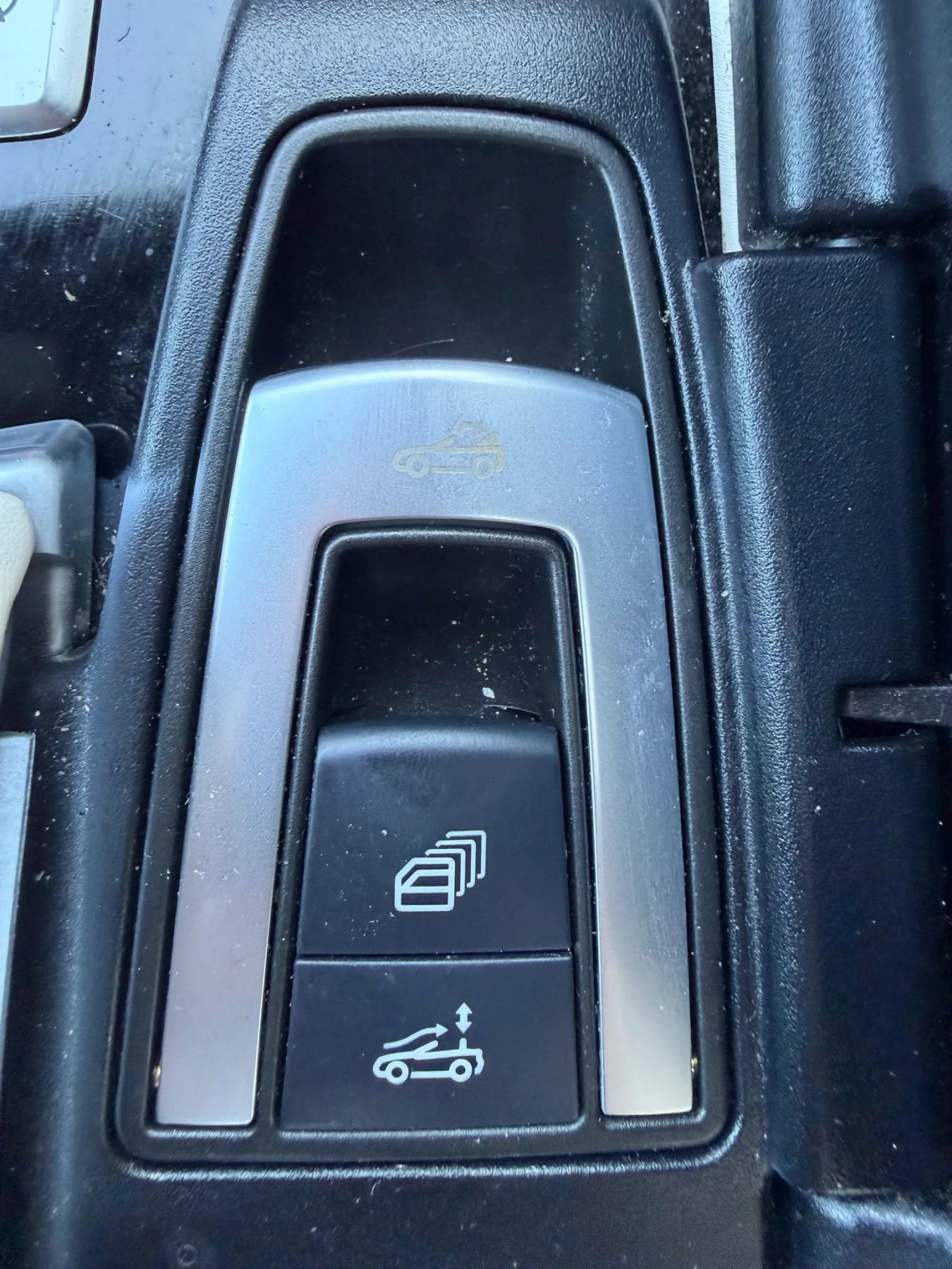 Used 2016 Mercedes-Benz SL 550 w/ Driver Assistance Package image 25