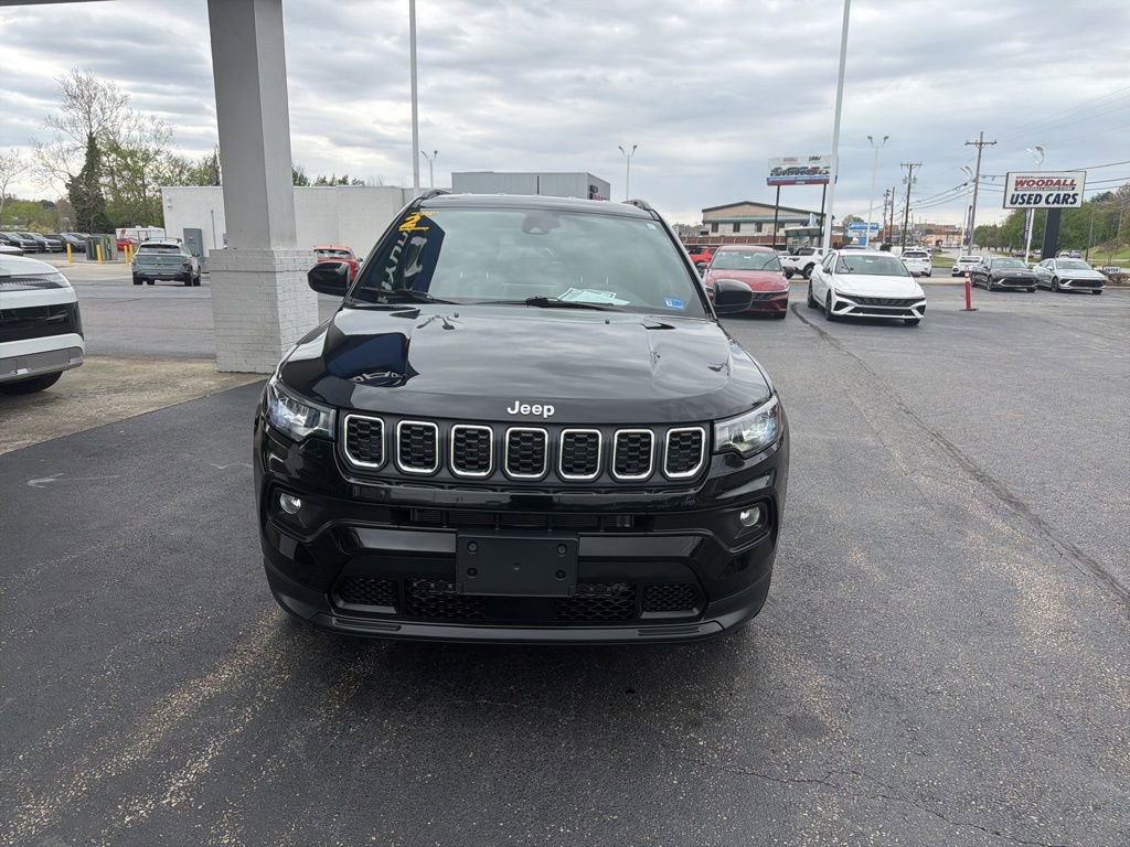 Used 2025 Jeep Compass Latitude image 2