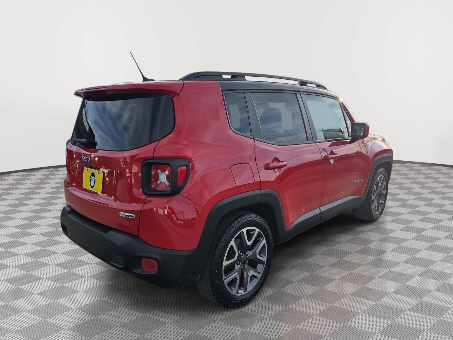 Used 2016 Jeep Renegade Latitude w/ Cold Weather Group FWD image 4