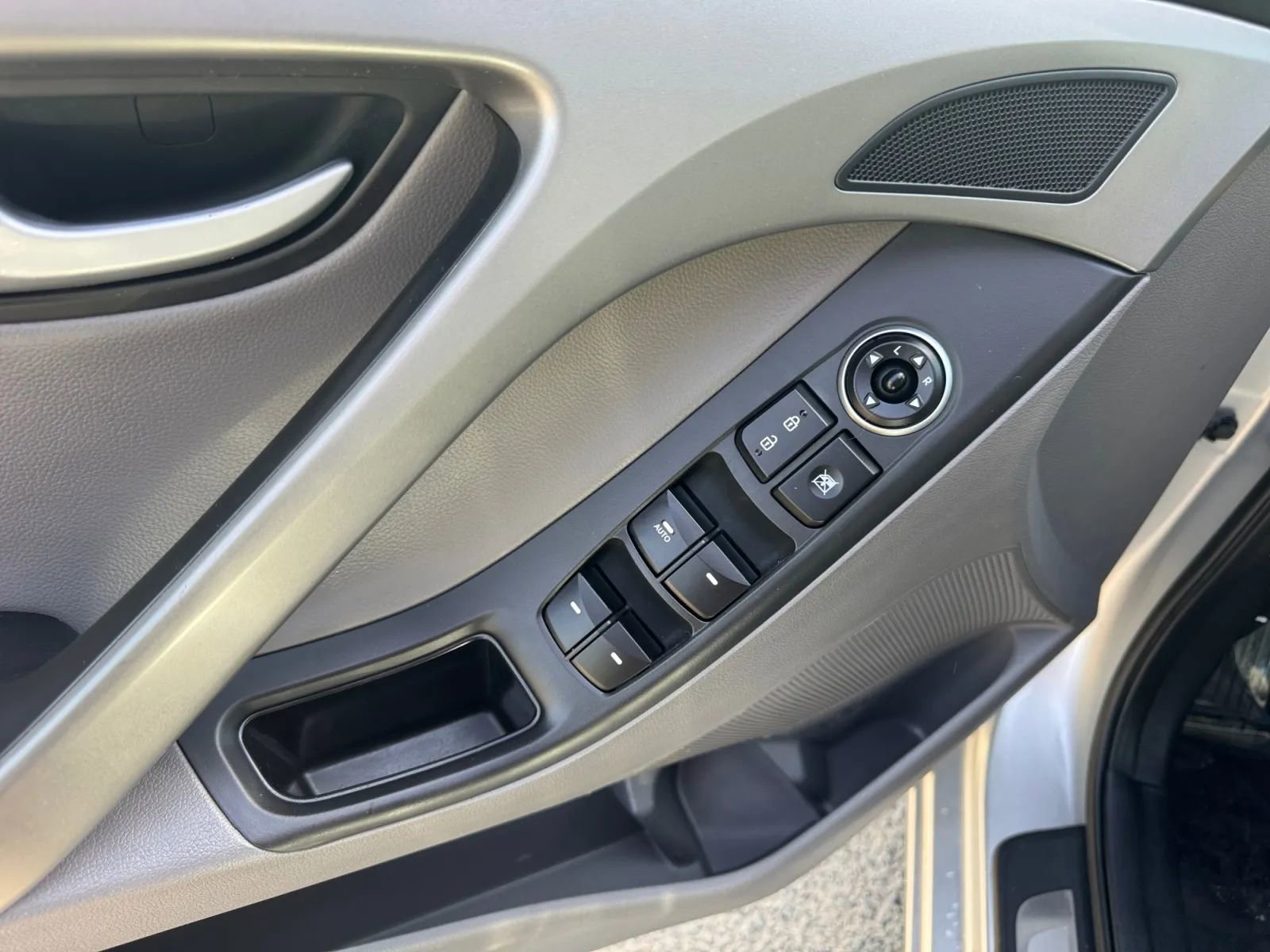 Used 2016 Hyundai Elantra Limited FWD image 19