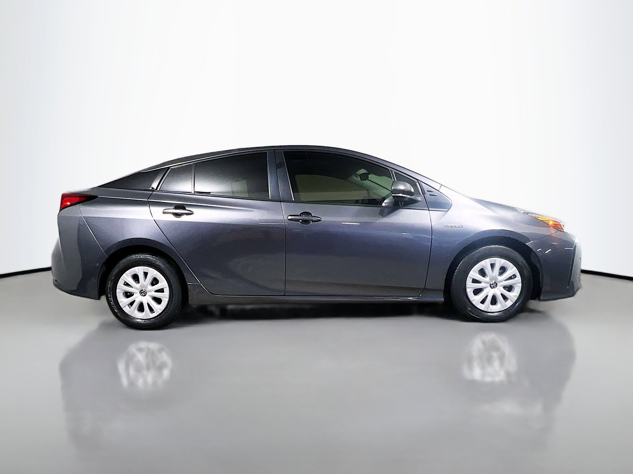 Used 2022 Toyota Prius LE image 3