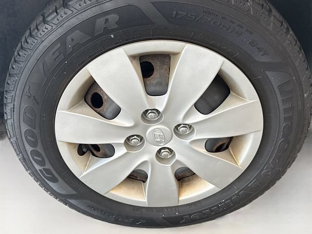 Used 2011 Hyundai Accent GL FWD image 28