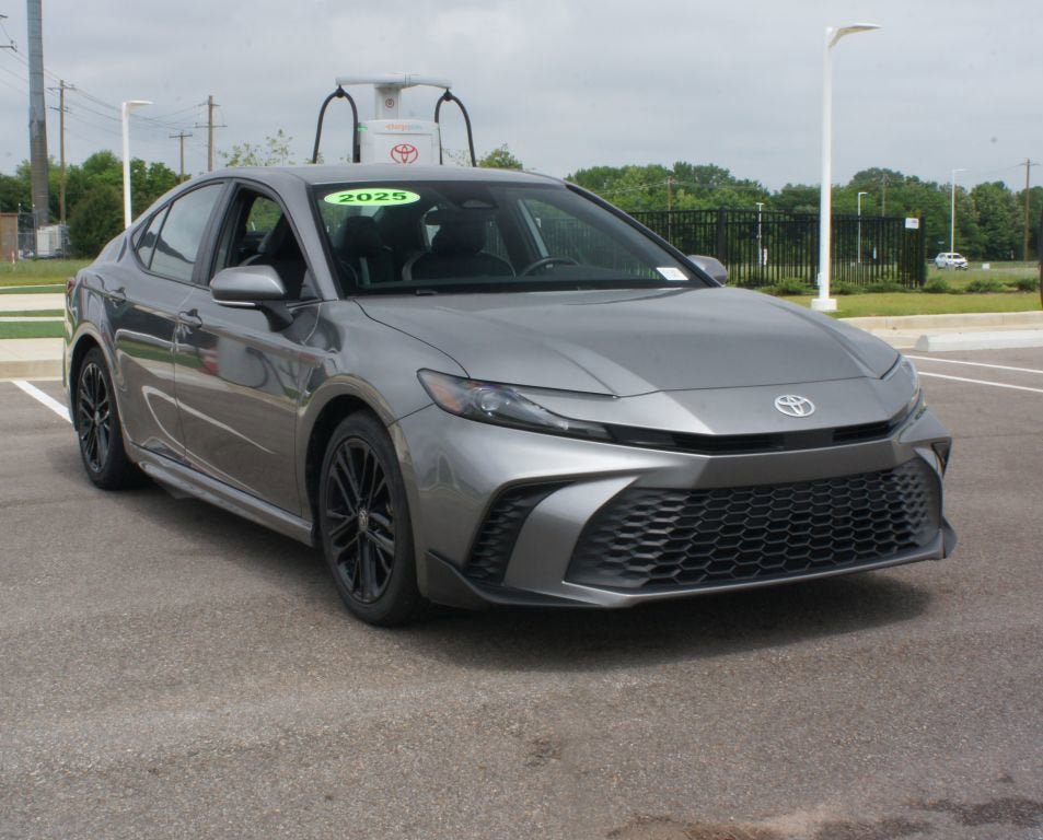 Used 2025 Toyota Camry SE FWD image 2