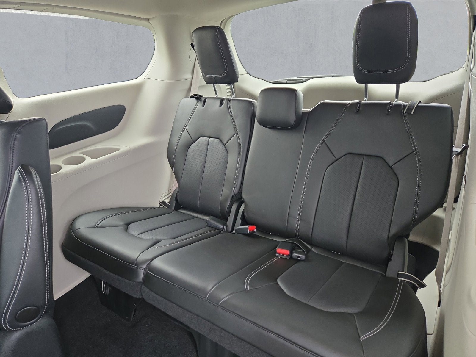 Used 2023 Chrysler Pacifica Touring-L FWD image 26
