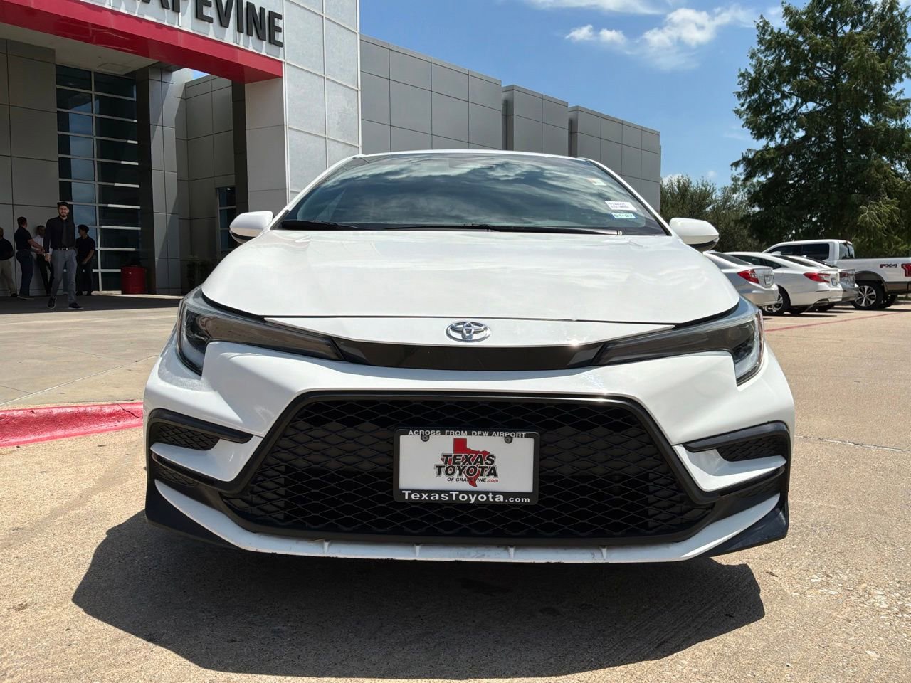 Used 2023 Toyota Corolla SE FWD image 3