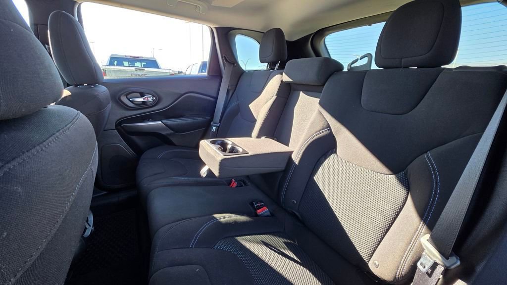 Used 2019 Jeep Cherokee Latitude w/ Cold Weather Group image 18