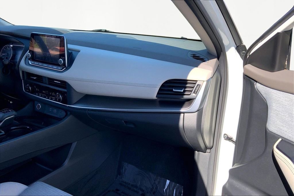 Used 2023 Nissan Rogue SV image 18
