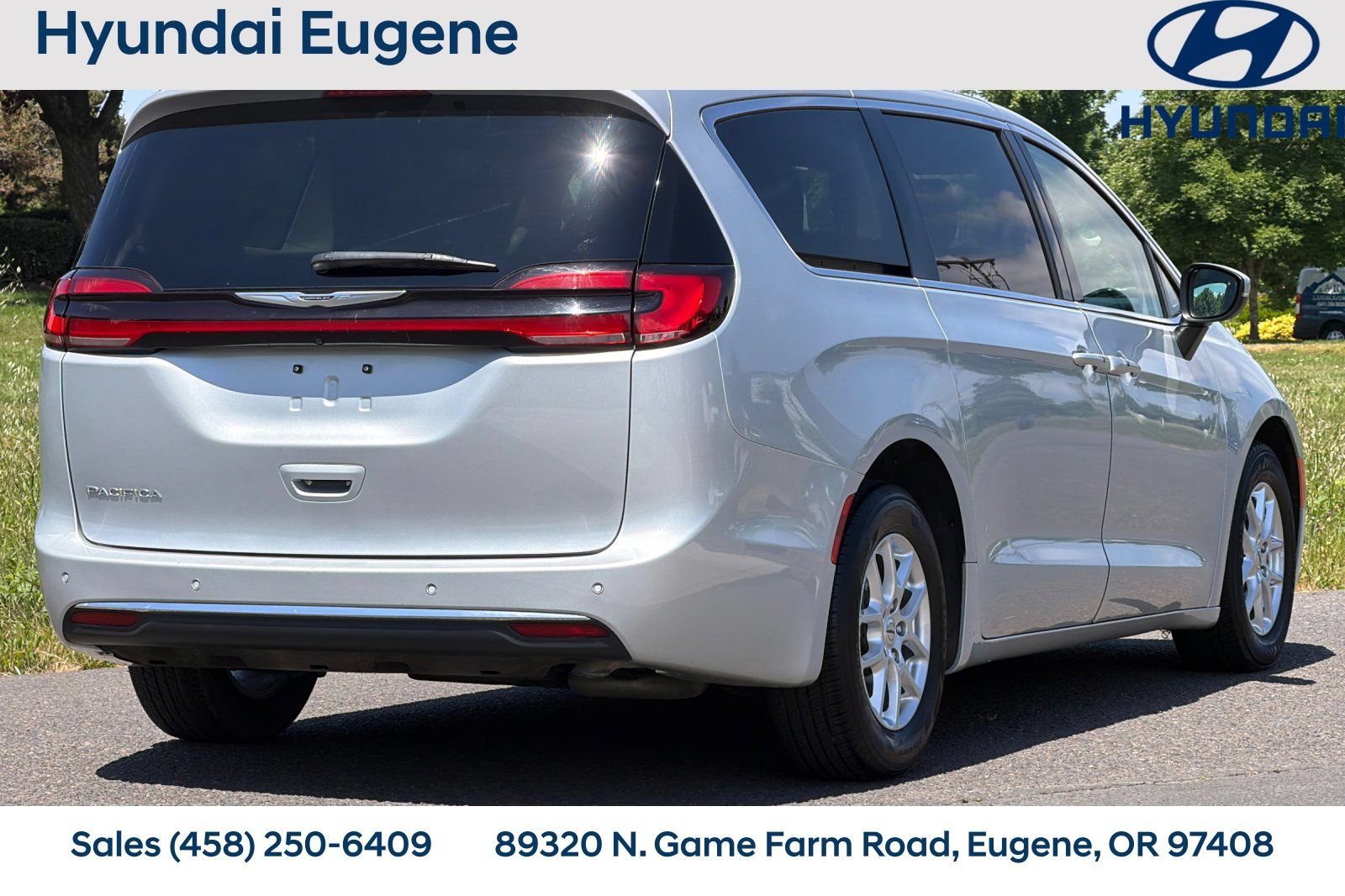 Used 2023 Chrysler Pacifica Touring-L FWD image 3