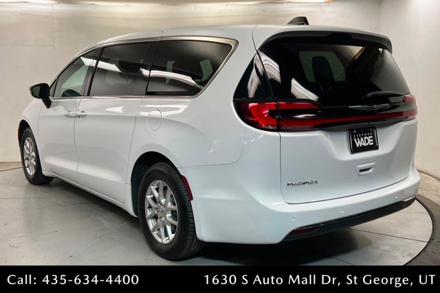 Used 2025 Chrysler Pacifica Select FWD image 3