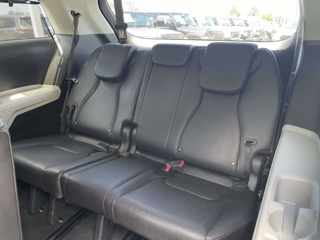 Used 2024 Kia Carnival EX FWD image 19