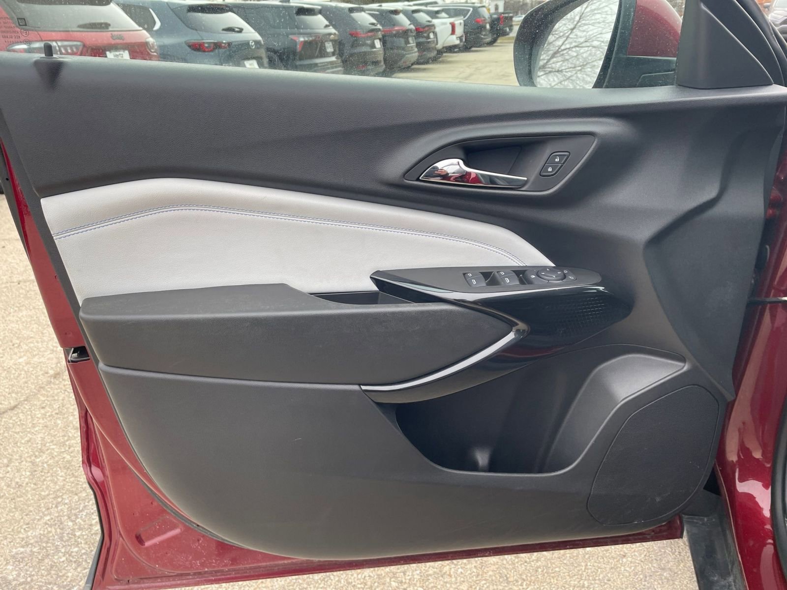 Used 2025 Chevrolet Trax LT w/ LT Convenience Package image 18