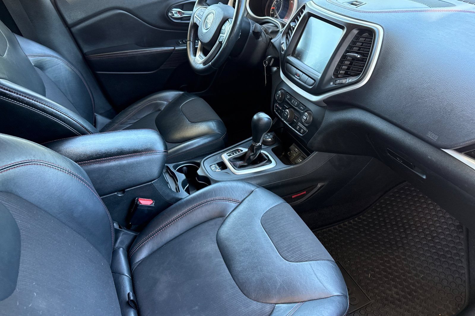 Used 2015 Jeep Cherokee Trailhawk AWD/4WD image 24