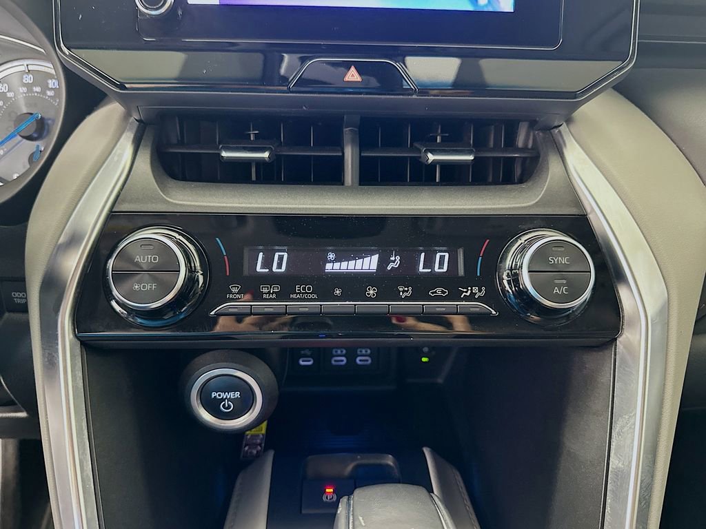 Used 2023 Toyota Venza LE image 15