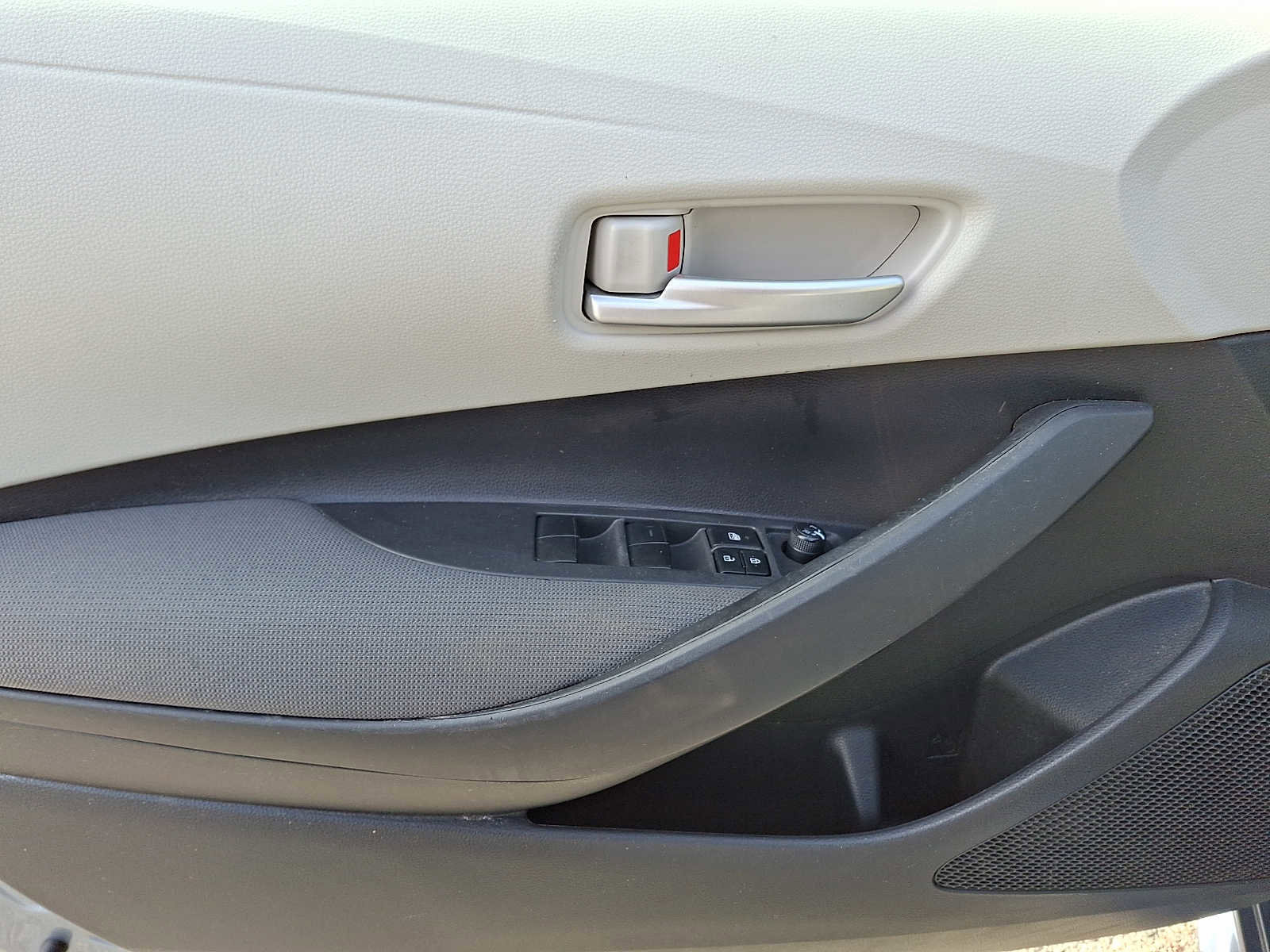 Used 2020 Toyota Corolla LE w/ LE Convenience Package FWD image 9