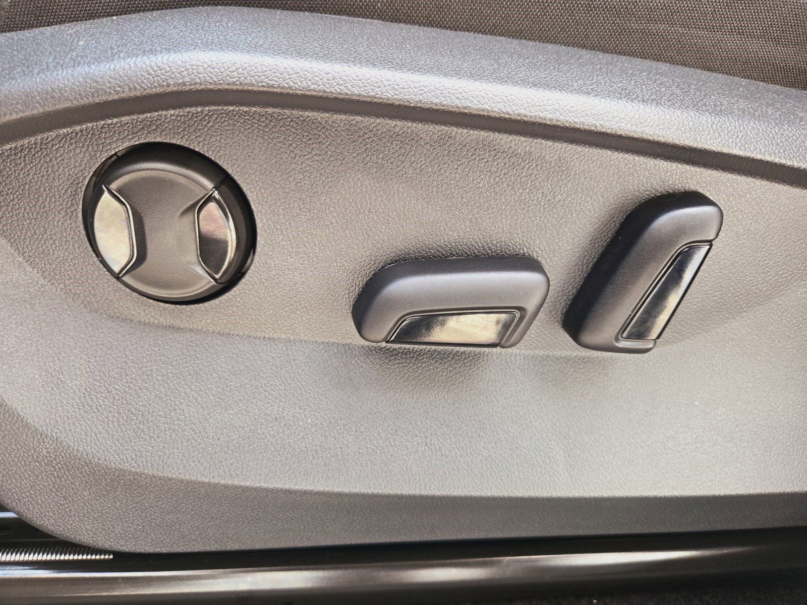 New 2024 Volkswagen Tiguan SE FWD image 24
