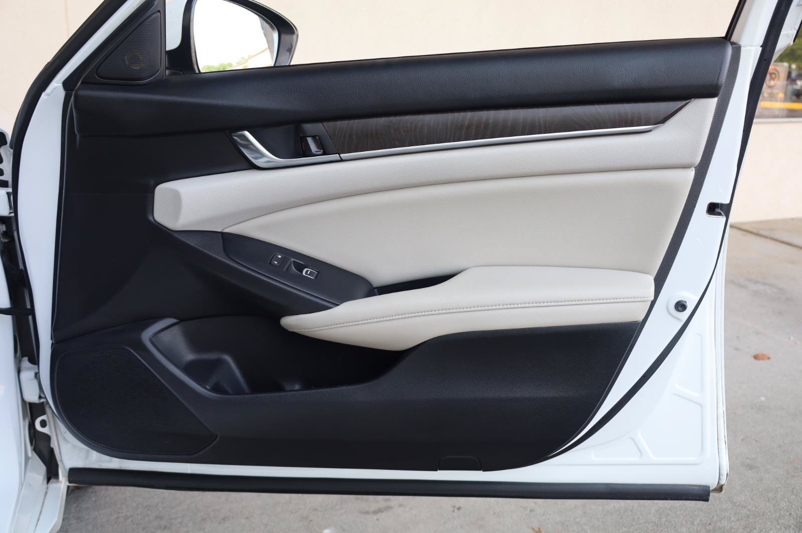Used 2019 Honda Accord EX image 32
