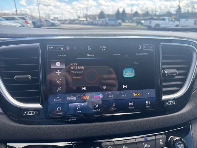 Used 2026 Chrysler Pacifica Select FWD image 10