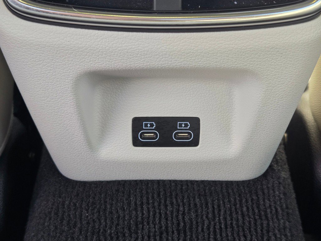 Used 2025 Genesis G70 2.5T image 17