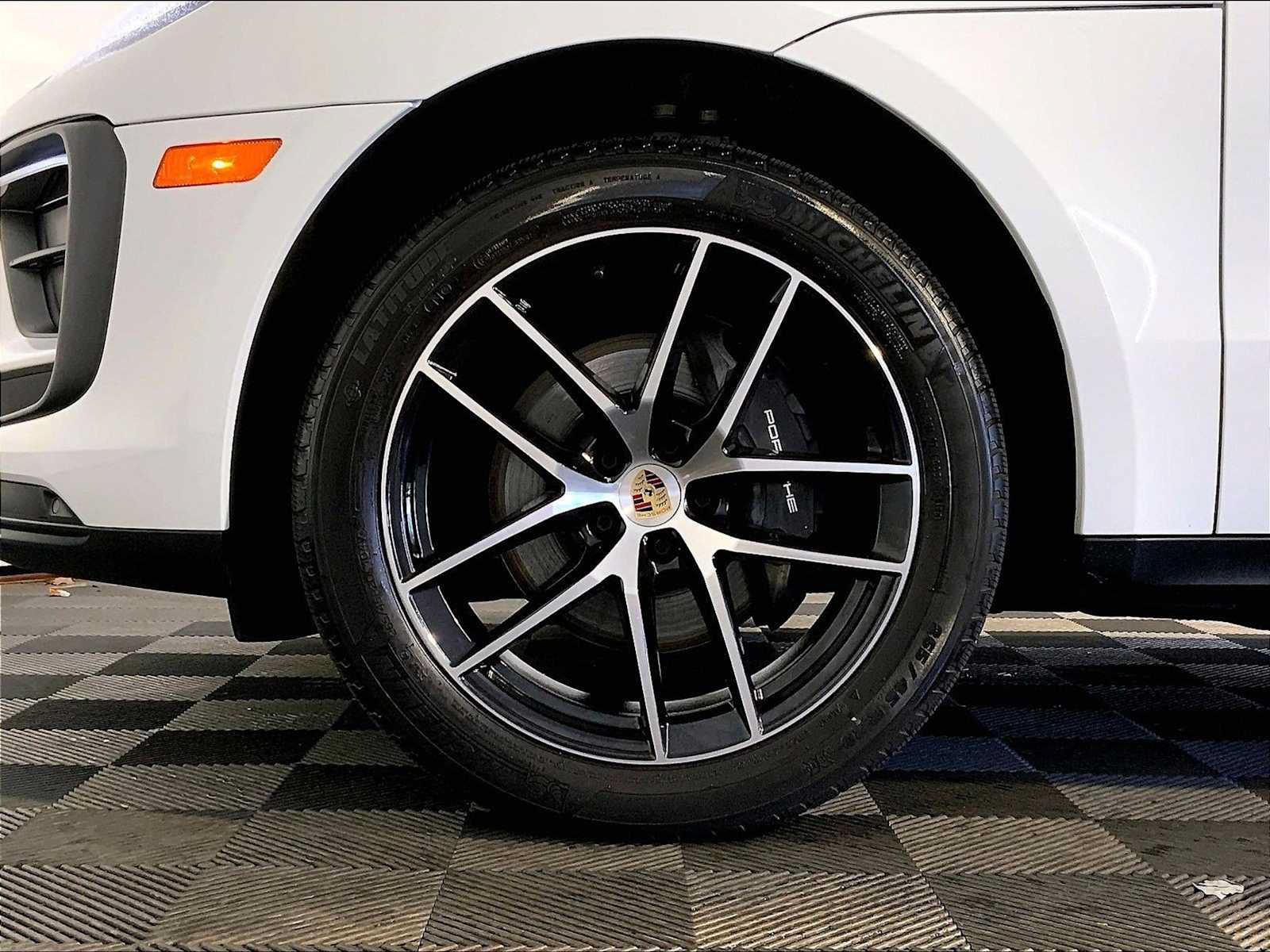 Certified 2024 Porsche Macan AWD/4WD image 11
