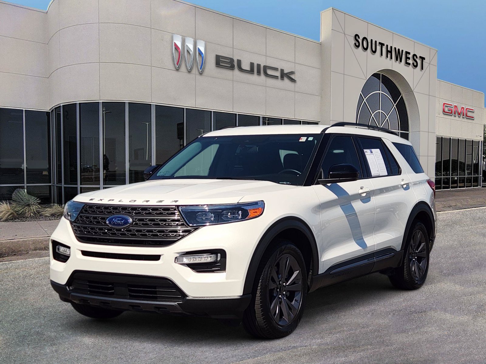 Used 2022 Ford Explorer XLT w/ Equipment Group 202A RWD image 2