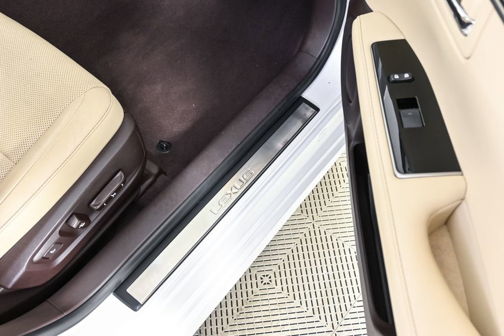 Used 2016 Lexus ES 350 w/ Luxury Package w/Wood Trim image 25