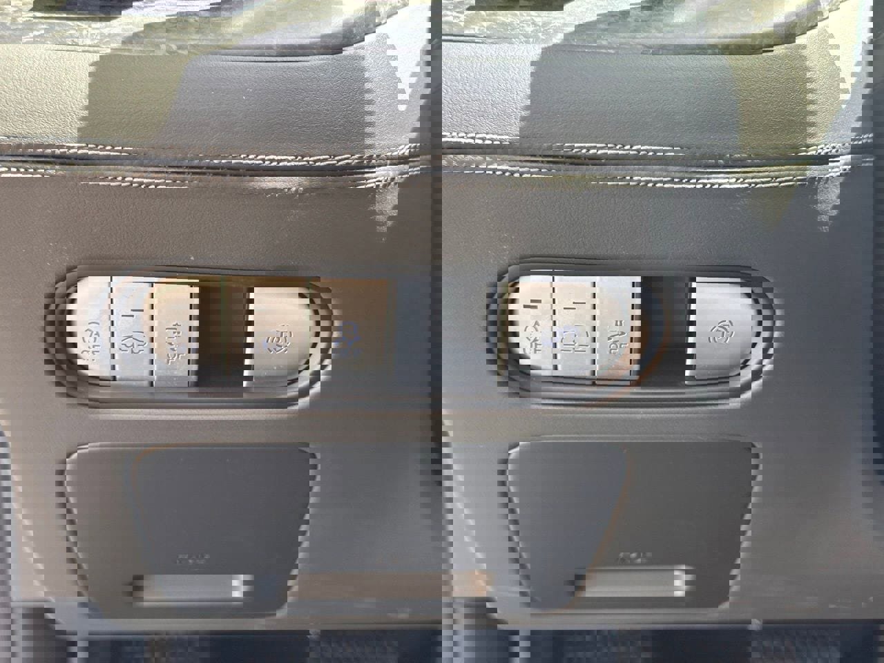 Used 2025 Genesis G90 3.5T image 30