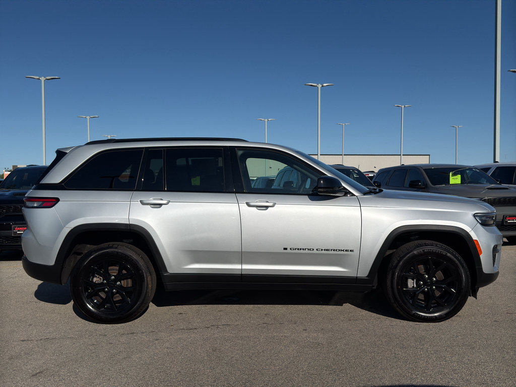 Used 2024 Jeep Grand Cherokee Altitude AWD/4WD image 4