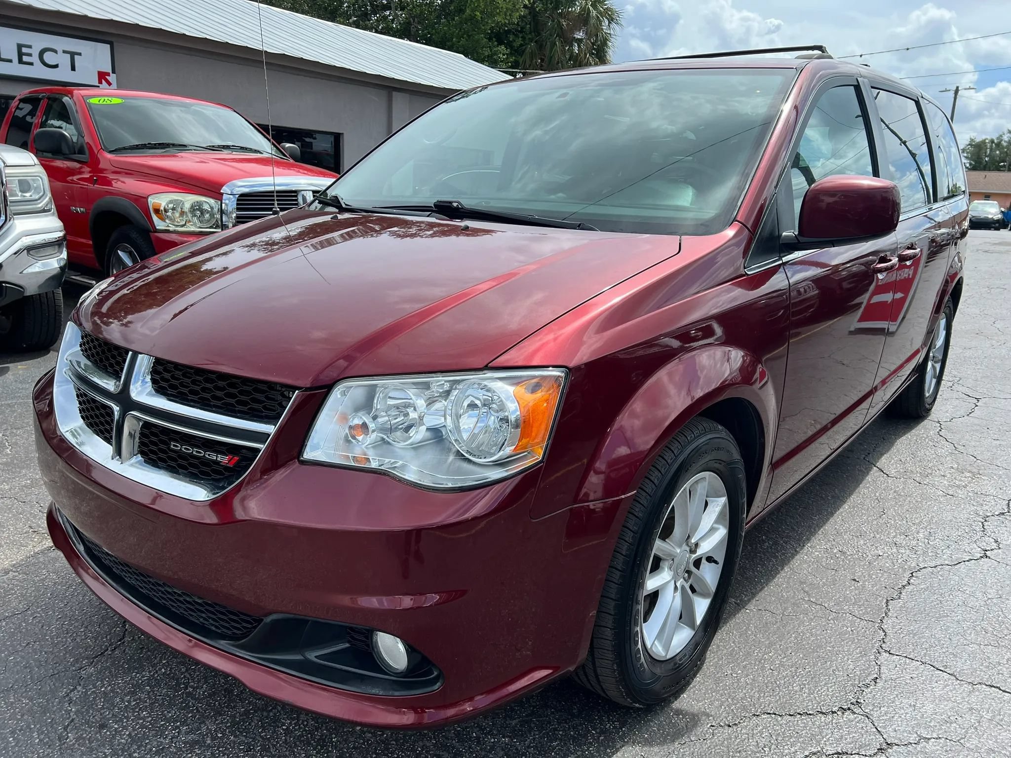 Used 2018 Dodge Grand Caravan SXT FWD image 2