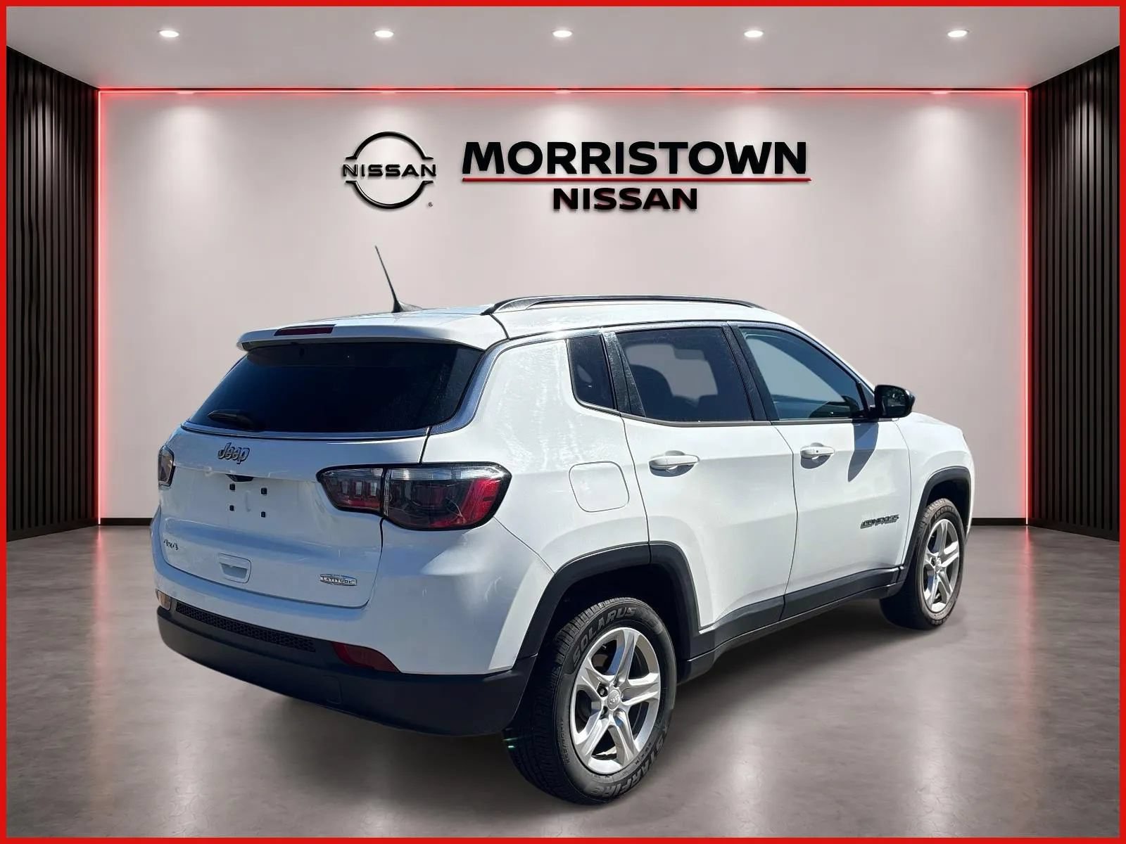 Used 2024 Jeep Compass Latitude AWD/4WD image 3