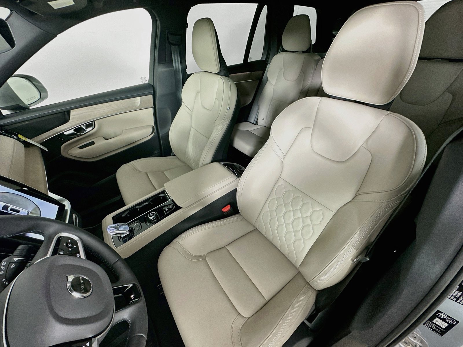 New 2026 Volvo XC90 T8 Plus w/ Protection Package Premier AWD/4WD image 33